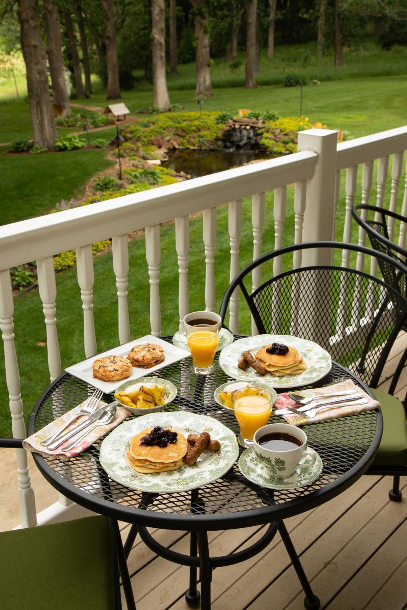 The Oakwood Inn โอโคโบจิ ภายนอก รูปภาพ