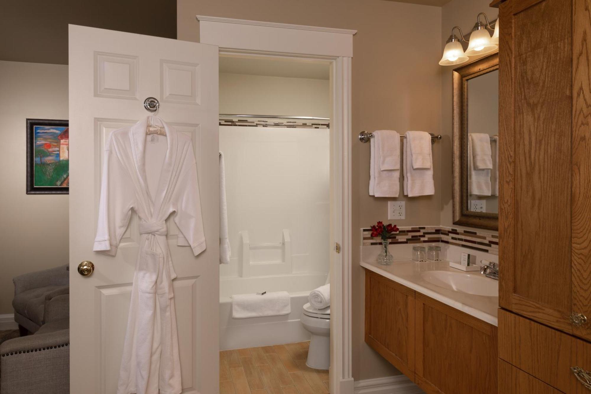 The Oakwood Inn โอโคโบจิ ภายนอก รูปภาพ
